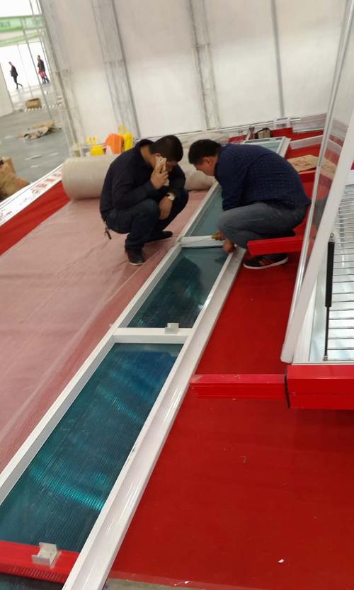 鋁材開啟式帶頂棚報欄 兼具實用性與美感的公共設施
